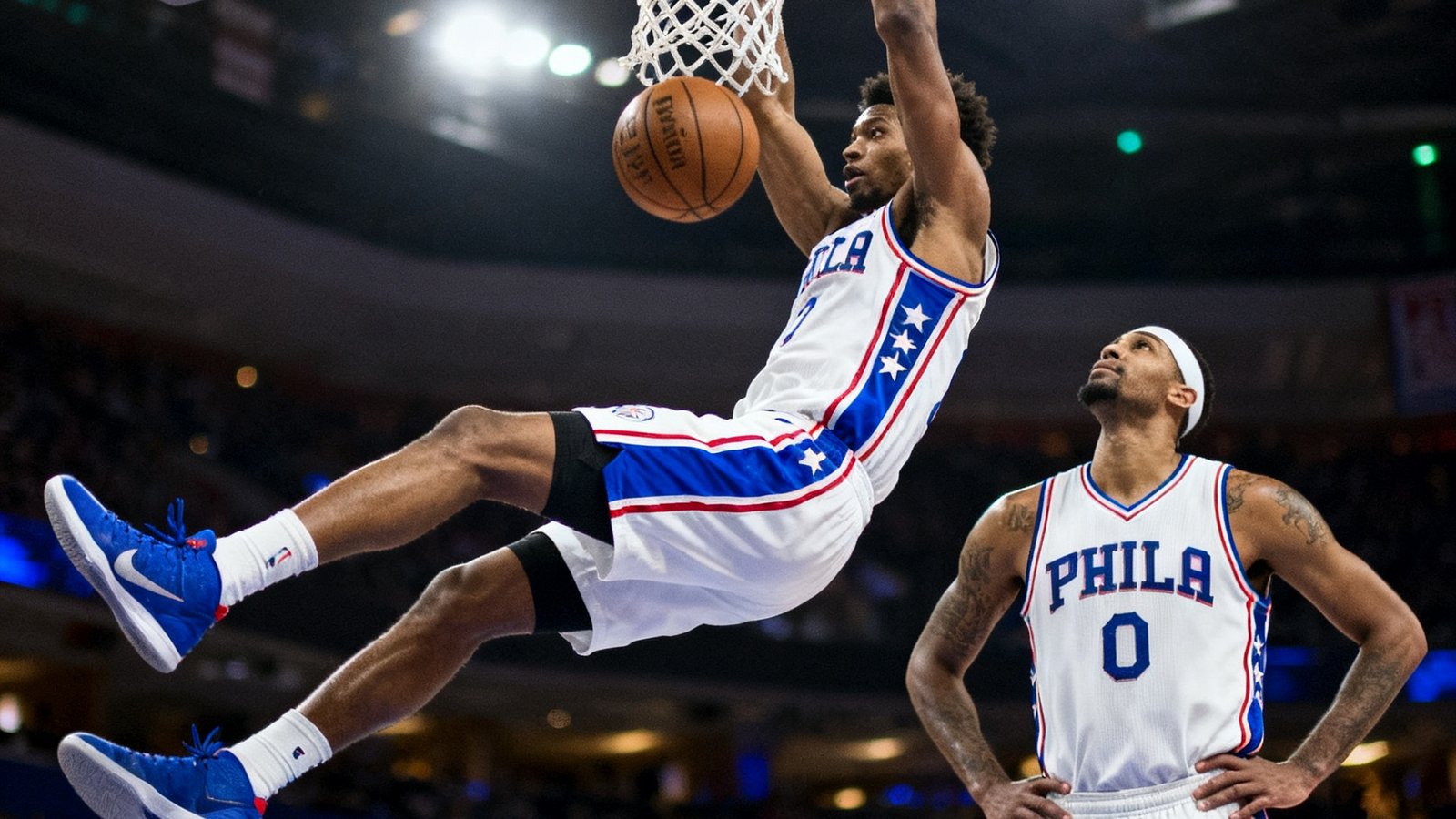 NBA比赛中球员完成高难度扣篮，防守球员无奈摇头